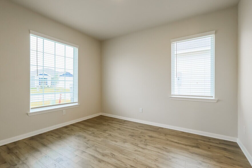Building Photo - 16459 Hill Dr