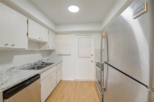 Building Photo - 2471 SW 82nd Ave