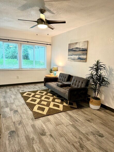 Charming Living Space - 423 Ololu Dr