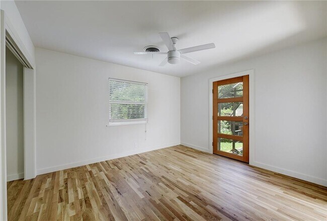 Building Photo - 4804 Menchaca Rd