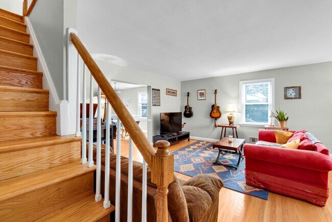 Building Photo - 3-bedroom, 1 and half bathroom end-of-group townhome in the quiet Stoneridge neighborhood in Towson