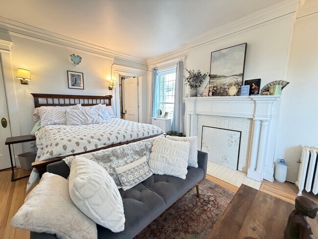 Building Photo - Beautiful 4 Bedroom/2 Bathroom Second Floor Apartment in East Duluth Mansion with Utilities Inclu...