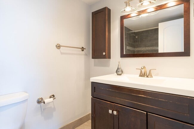 Building Photo - Renovated 1 BR 1 Ba in Hunting Creek Club