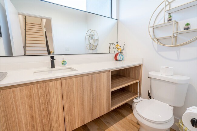 Building Photo - 709 Memorial Heights Dr