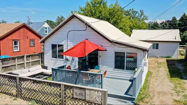 Building Photo - 1006 Newton St