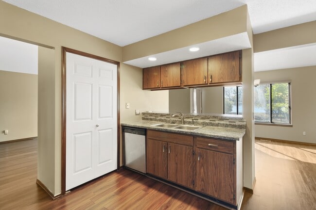 Building Photo - 505 Clearwater Dr