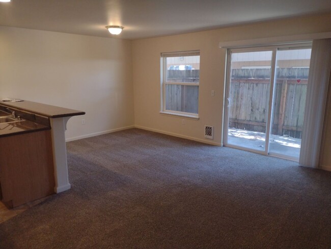 Building Photo - Fully renovated, new floors/carpet and app...