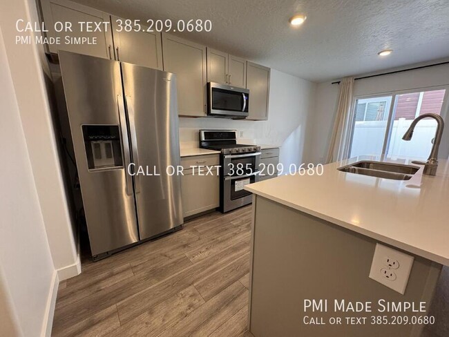 Building Photo - Spacious 3-Bed Townhome with Modern Amenit...