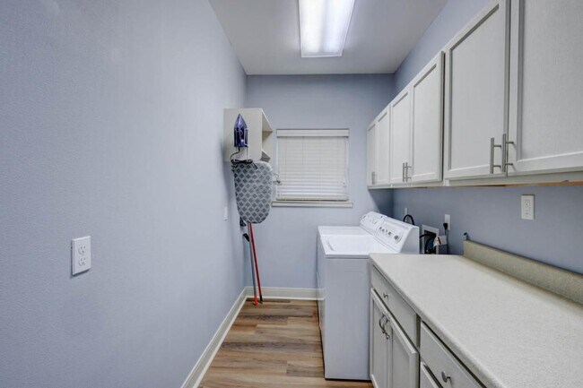 Building Photo - 1002 Bayview Dr