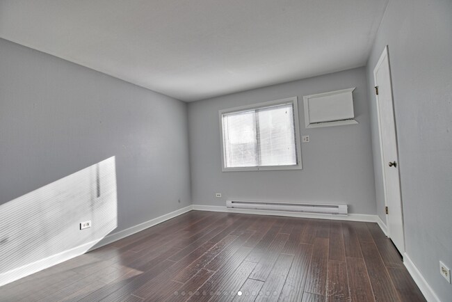 Building Photo - 163 N Waters Edge Dr