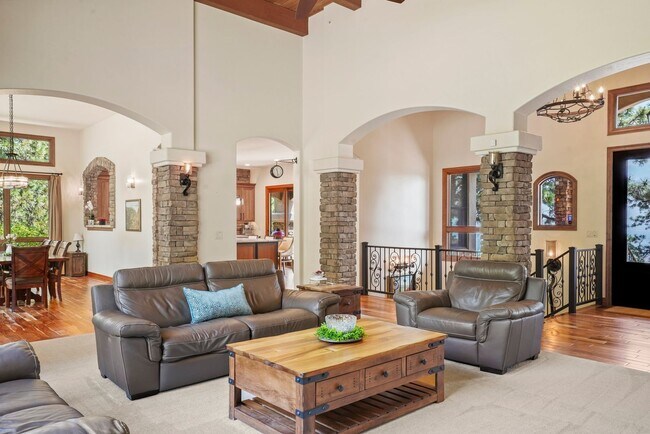 Building Photo - Stunning Broadmoor Estate with Mountain & City Views