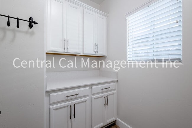 Building Photo - 4 bedroom/3 Bath Home with Solar in the Southwest - $3195 Per Month!