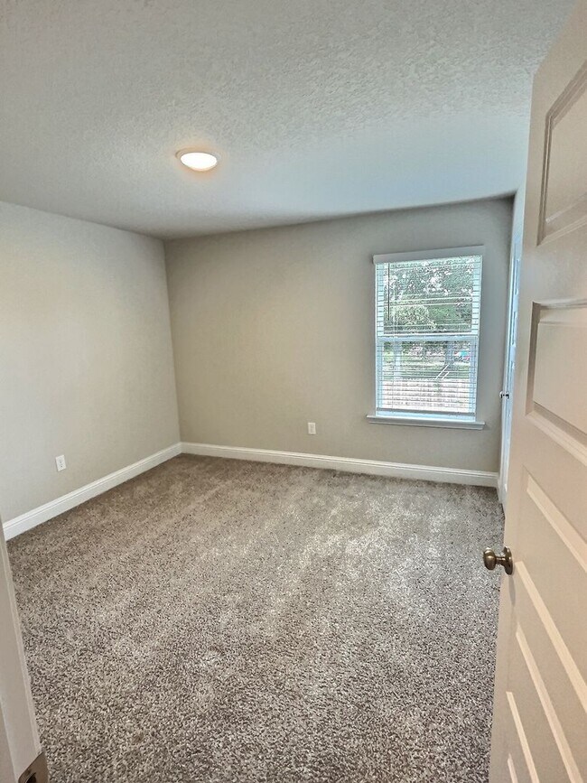 Building Photo - Large 4-bedroom home located in the South ...