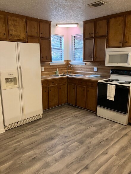 Lots of natural light - 20681 FM306