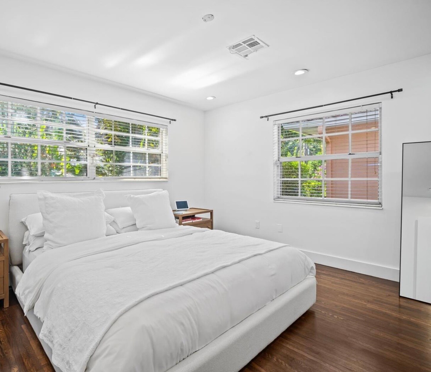 Building Photo - 300 Manor Pl