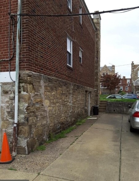 Building Photo - 1226 Hellerman St