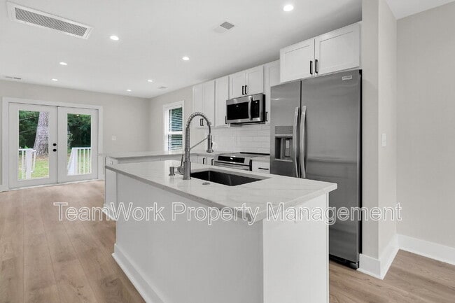 Building Photo - 1752 Skinner Ave