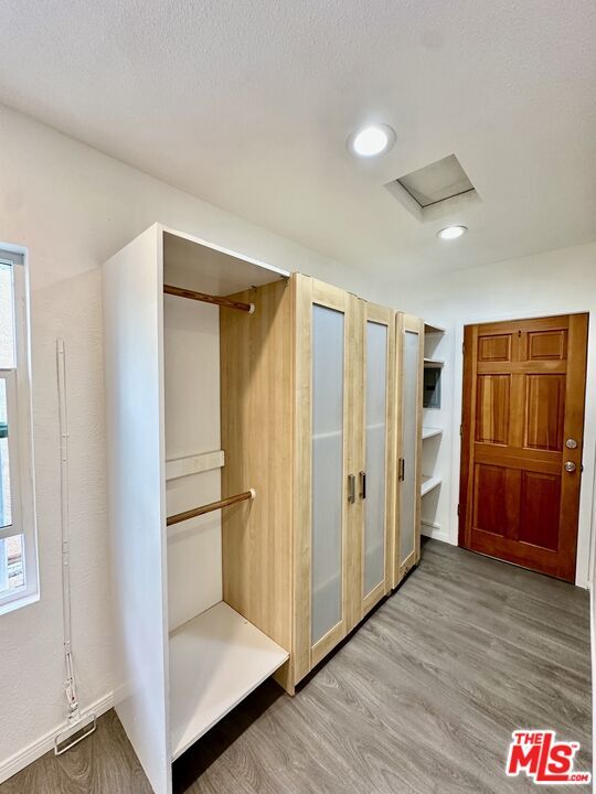 Building Photo - 523 1/2 W 56th St