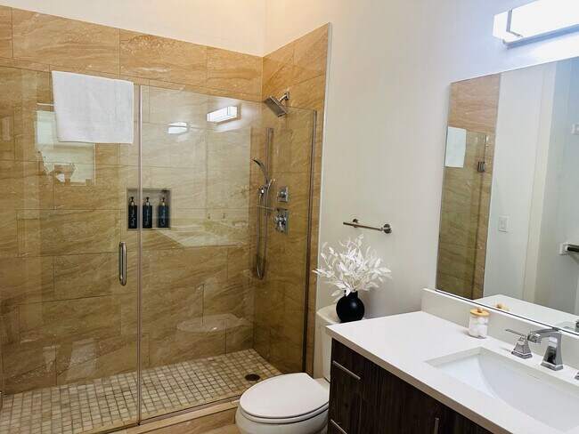 Building Photo - Modern 1 Bedroom in The Cedars