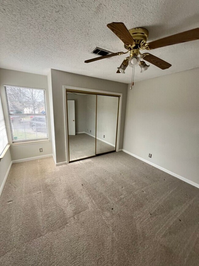 Building Photo - End Unit Townhome in the Villages of Brentwood