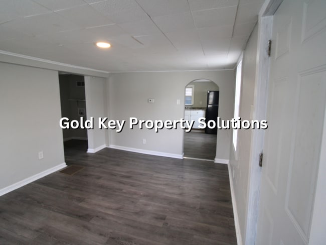 Building Photo - Adorable 3 BR 2 FULL BA House with Fenced Yard and Central Air (SECTION 8 APPROVED)