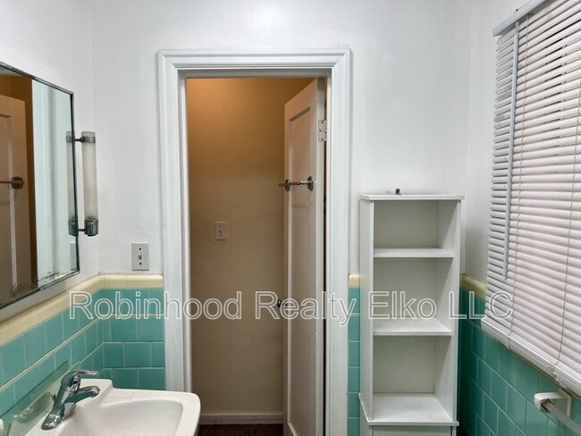 Building Photo - 345 Maple St