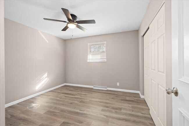 Building Photo - 11 Manor Dr