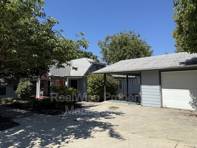 Building Photo - 1658 SE Cobb St