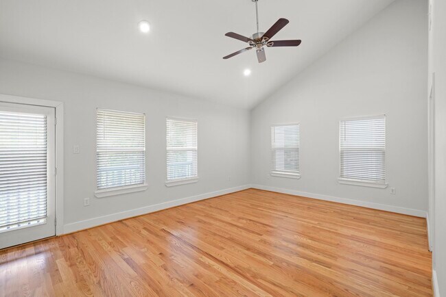 Building Photo - 206 Burr St