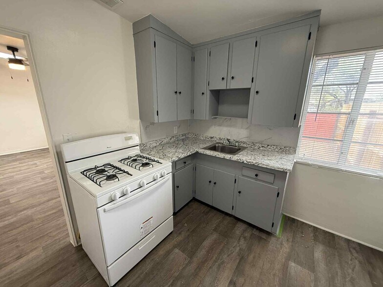 Building Photo - 2702 E Elm St