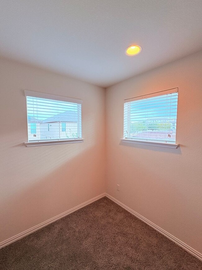 Building Photo - Large Home In Preston Village