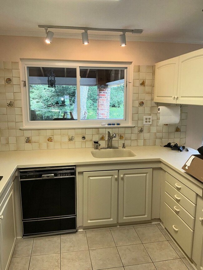 Building Photo - Very well maintained 4BR 2.5BA 5 level spl...