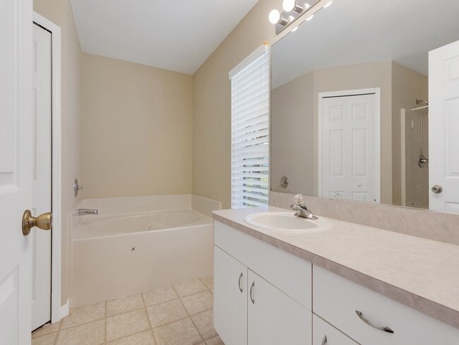 Building Photo - 962 E 13th Square