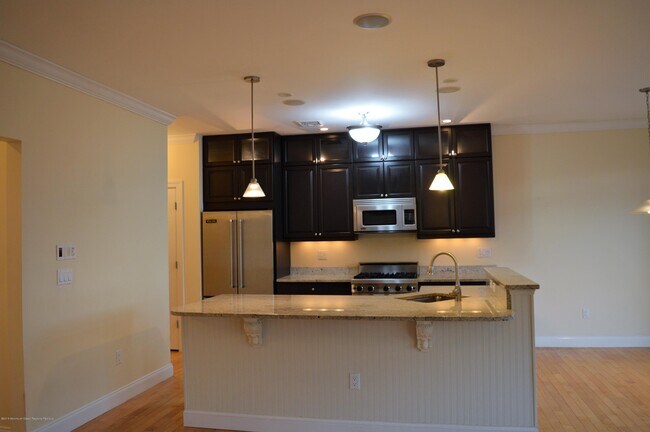 Building Photo - 606 Park Ave