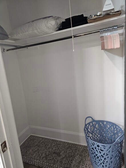 Building Photo - 4833 Zenith St