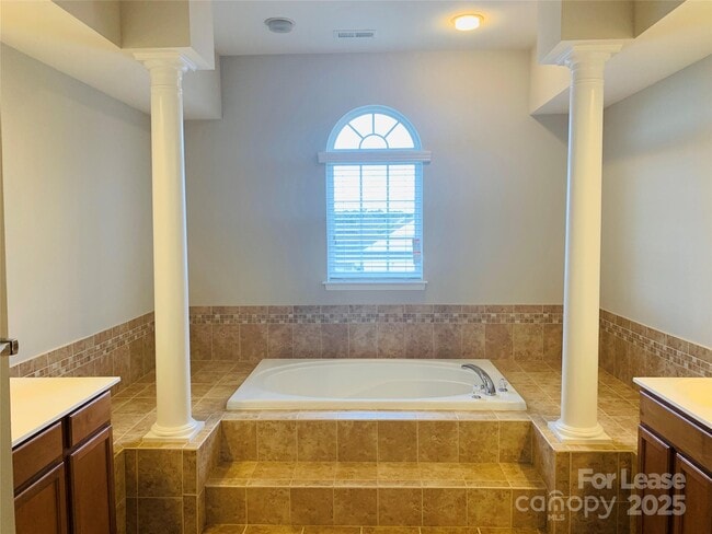 Building Photo - 1472 Chandler Ave NW