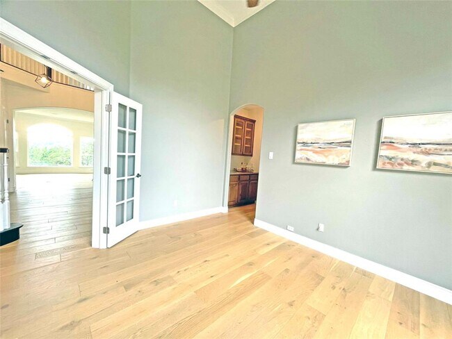 Building Photo - 9604 Big View Dr