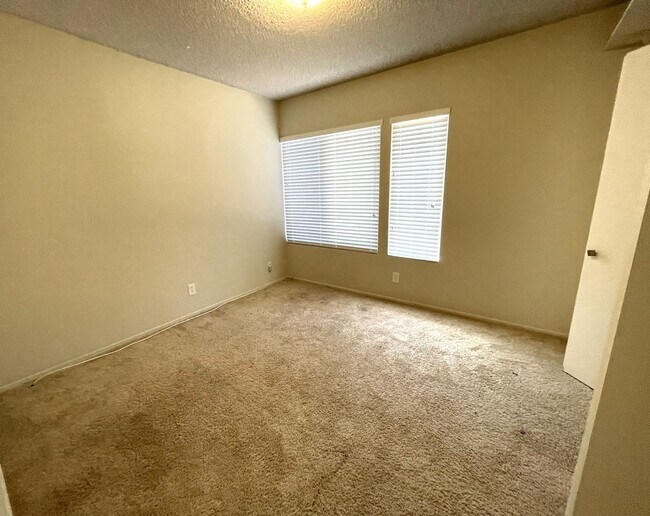 Building Photo - 1704 S Fern Ave