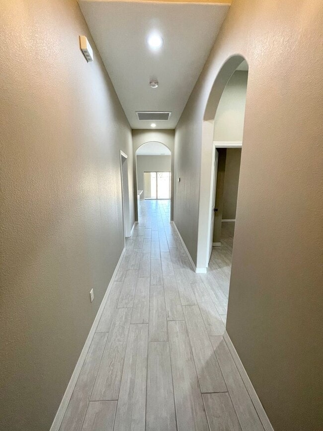 Building Photo - Beautiful 3 Bedroom Home on Desert Lakes Golf Course!