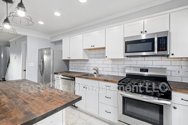 Building Photo - 885 Jaydee Ave