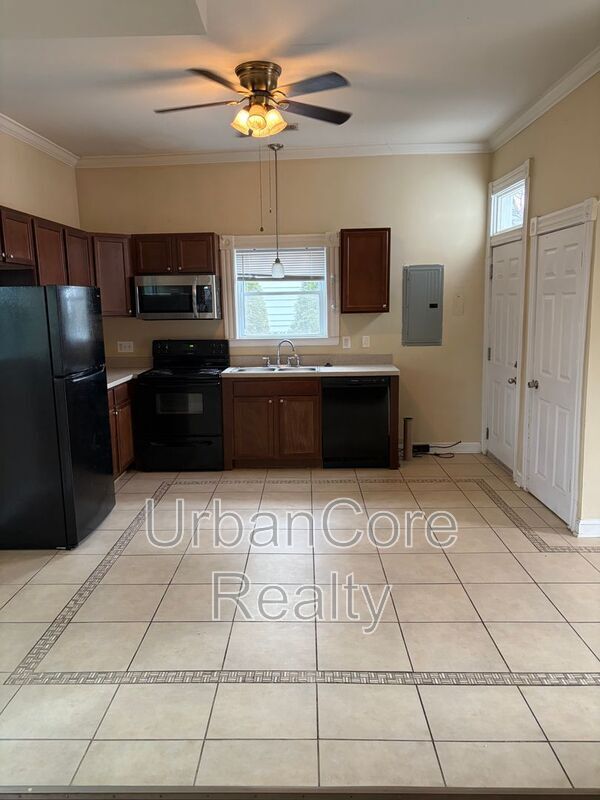 Building Photo - 2410 Cedar St