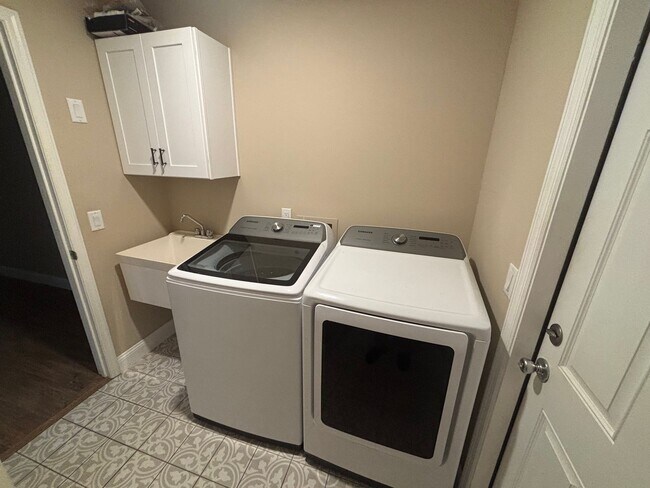 Building Photo - Charming 3-Bedroom Home with Pool & Upgrades in Hernando, FL