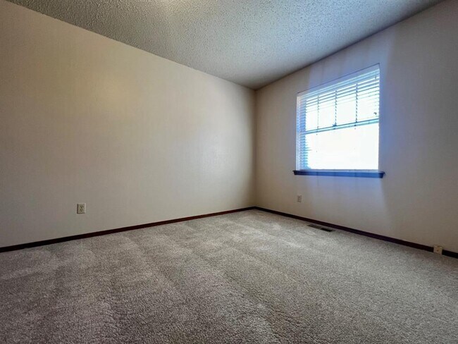 Building Photo - 1329 NE 20th Pl