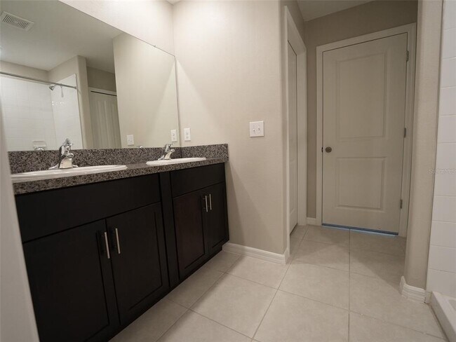 Building Photo - 402 Royal Empress Dr
