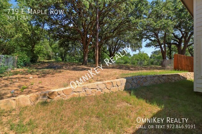 Building Photo - 719 Maple Row