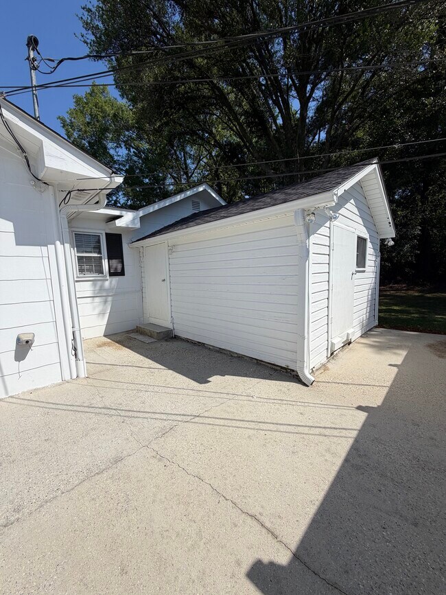 Building Photo - 305 12th Ave