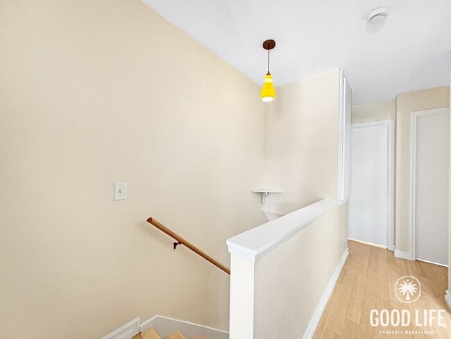 Building Photo - Spacious 3B/2.5BA Multi-Level Home in Redwood Village with Attached Garage, Private Patio & Commu...