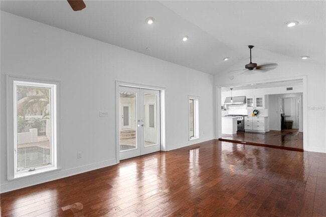 Building Photo - 2610 S Dundee St