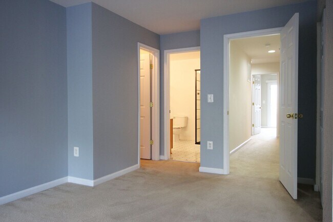 Building Photo - Updated 3/2.5 Townhome w/1 car garage