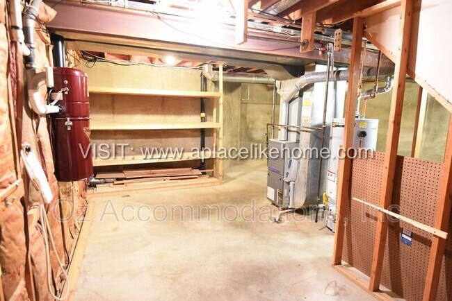 Building Photo - 1140 SW Huntington Rd